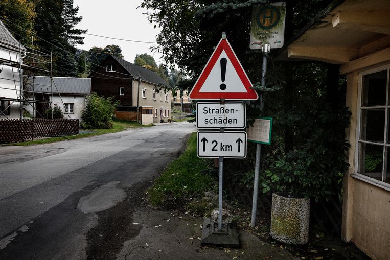 Een verkeersbord geeft aan dat de weg twee kilometer lang in slechte staat zal zijn, een grote bron van ergernis voor de inwoners van Dorfchemnitz. Beeld DANIEL ROSENTHAL