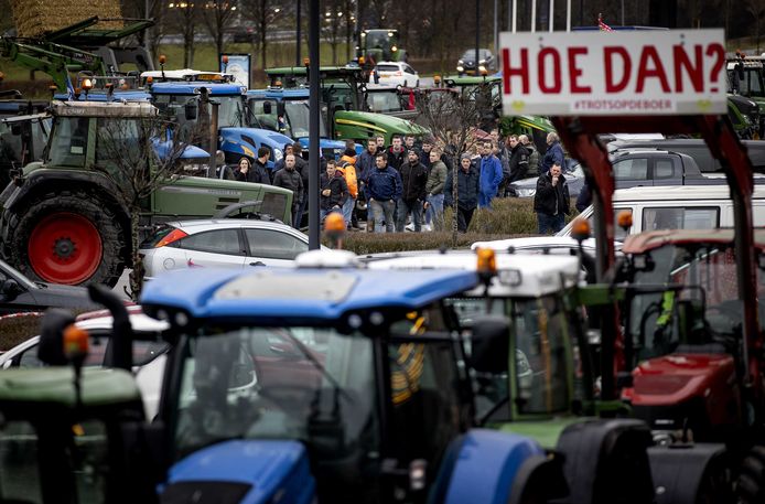 Boeren verzamelen voor het Van der Valk Hotel om actie te voeren, waar een conferentie van provincie Noord-Holland plaatsvindt.
