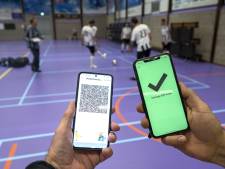 Controle QR-code aan de deur is geen makkelijke taak, daarom krijgt elke club nu duizend euro