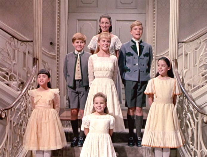 Kym Karath als Gretl von Trapp vooraan in het midden.