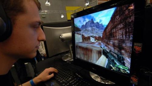 L'intérêt principal des jeux en ligne réside dans le fait d'affronter d'autres personnes partout dans le monde. Ayant un hobby en commun, des joueurs de toute la planète peuvent sympathiser de la sorte. Si le lien social n'avait pas d'intérêt, les joueurs se contenteraient de jouer "contre l'ordinateur".