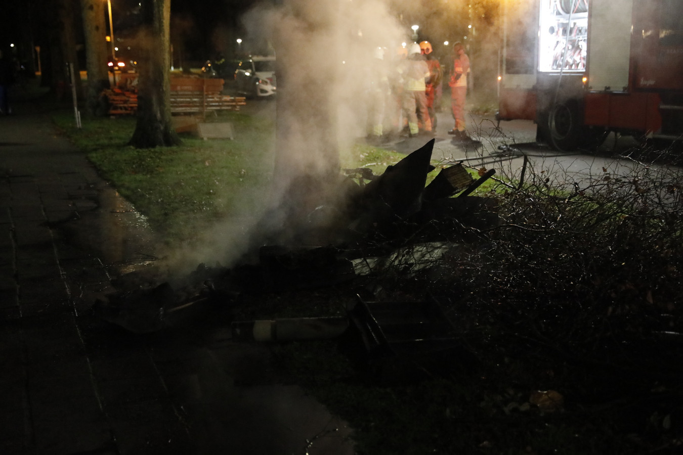 Langs de Reginadonk werd maandagavond volgens de brandweer bouwafval in brand gestoken.