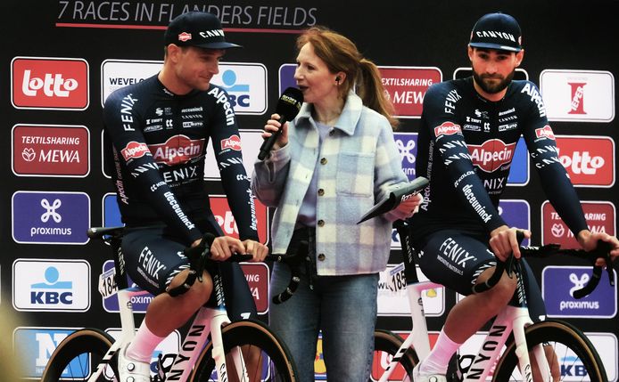 sfeerbeeld van de start van Gent-Wevelgem, op de Grote Markt in Ieper