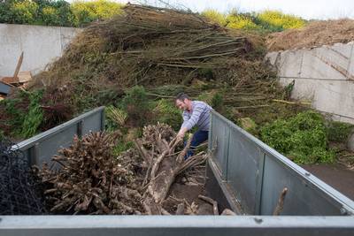 Alternatief voor drukke milieustraat: geoliede machine loodst bakkies met snoeiafval binnen