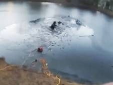 La police sauve un jeune garçon et une femme d'un étang gelé