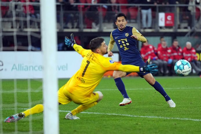'Lieve jongen' Naoki Maeda schiet de 1-2 voor FC Utrecht binnen.