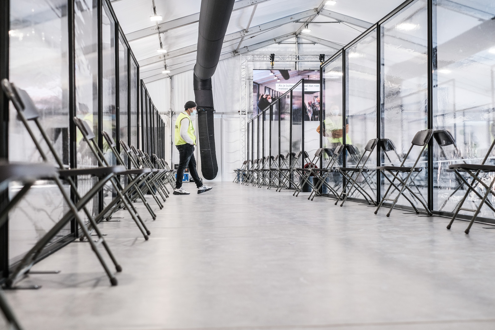 De vaccinatiegraad in Antwerpen ligt minder hoog dan in de rest van Vlaanderen. Vooral jongeren en mensen met een migratieachtergrond brachten nog geen bezoek aan het vaccinatiedorp. Beeld Bob Van Mol