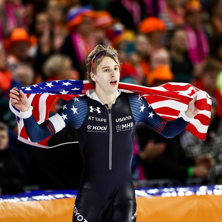 Jordan Stolz tijdens zijn ereronde na de 1500 meter. Beeld ANP