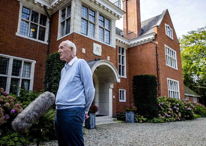 Informateur Johan Remkes staat de pers te woord op landgoed De Zwaluwenberg voorafgaand aan de voortgang van de formatiegesprekken. De onderhandelaars praten twee dagen op het landgoed over de vorming van een nieuwe regering.