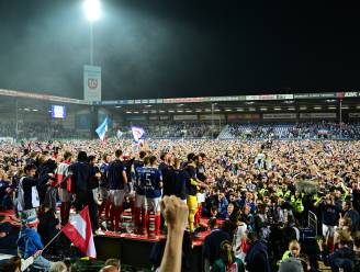 Vuurwerk, een veldbestorming en een lange feestnacht: Holstein Kiel promoveert voor het eerst in clubgeschiedenis naar Bundesliga