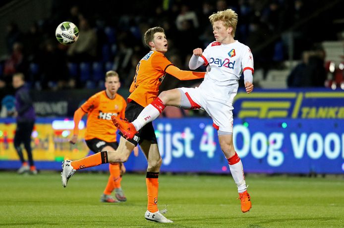 Telstar-speler Jerdy Schouten (r) in duel met Volendam-speler Gerry Vlak.
