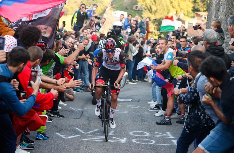 Tadej Pogacar probeert Fausto Masnada van zich af te schudden in Bergamo. Beeld AFP