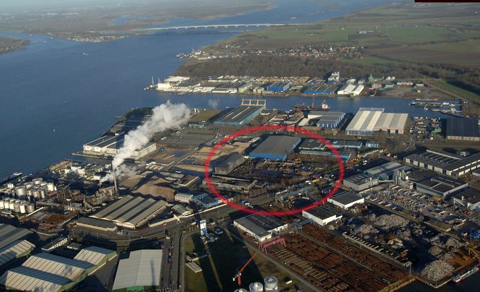 Industrieterrein Moerdijk aan het Hollandsch Diep. Omcirkeld het terrein van Chemie-Pack.