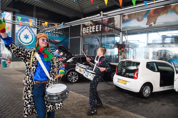 Zo'n feestelijke carwash zie je zelden. Zaterdag maakten de leden van CV De Jokers er samen met de wasstraat van Shell aan de Europalaan echt een feest van voor iedereen die zijn auto kwam laten wassen. De Wringergatse carwash-klanten konden zomaar oog in oog staan met Immer Hansi of een nog viezere Jack. Ondertussen klonken de vrolijkse carnavalskrakers door de speakers en kwamen Prins en gevolg langs om te zwaaien.