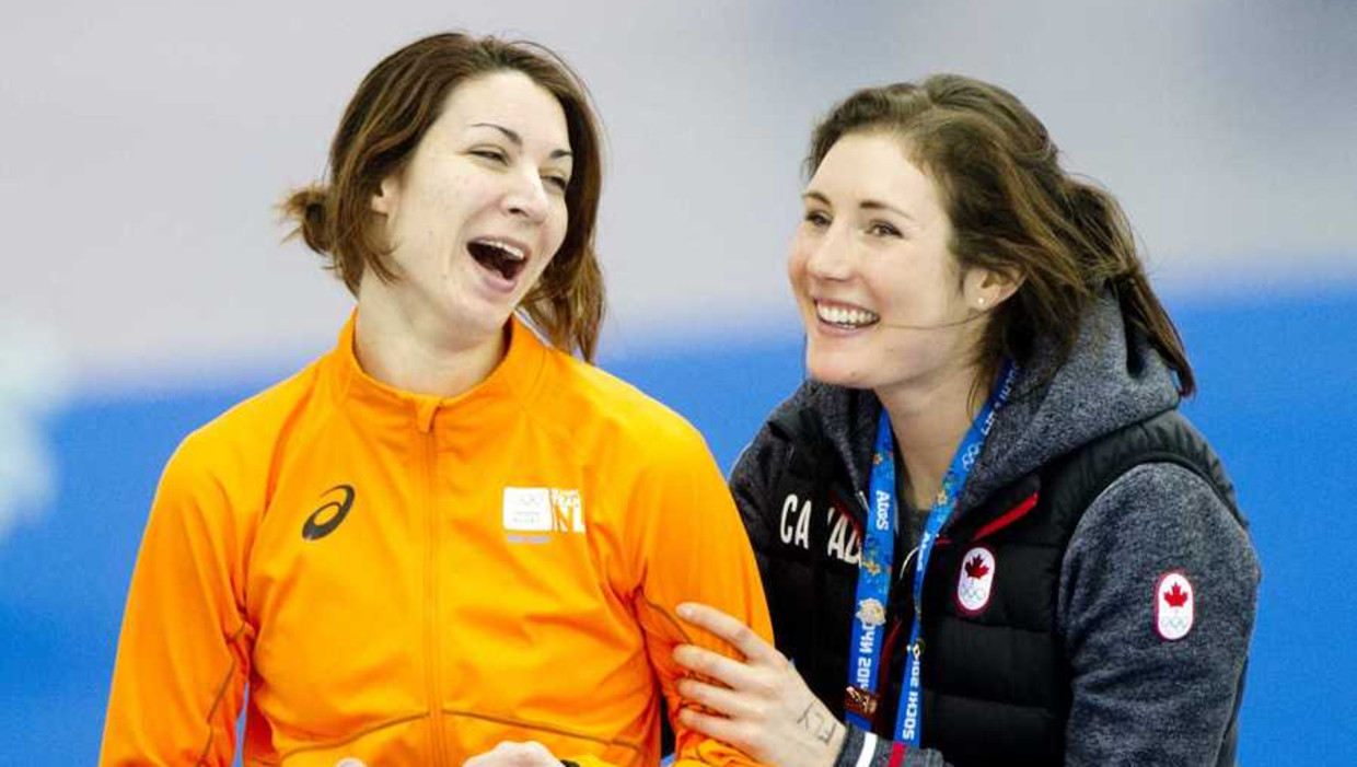 Margot Boer (links) viert haar brons Beeld anp