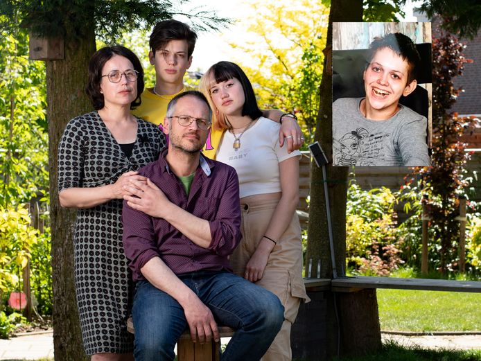 Het gezin Dekkers: moeder Esther, vader Silvester en hun zoon Maas en dochter Teddie. De gehandicapte dochter Sterre (inzet) heeft op 25 april een einde aan haar leven gemaakt.