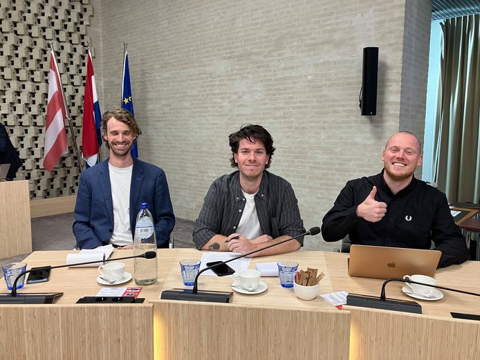 Lowie van Rooij, Jeannot Keser en Gianni Jorissen (van links naar rechts) dienden bij de gemeenteraad een plan in om openingstijden voor horeca net buiten het centrum van Eindhoven te verruimen