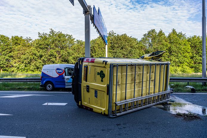 Bestelwagen slaat over de kop op Blaakweg Tilburg.