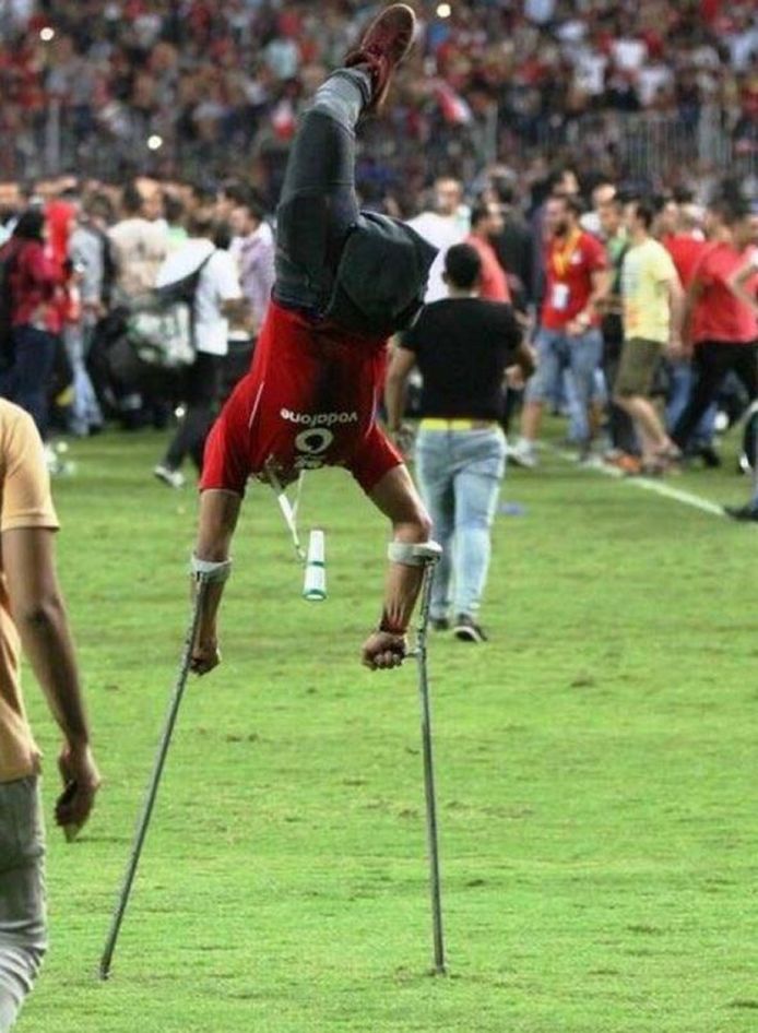 8 oktober: Egypte plaatst zich in blessuretijd ten koste van Congo voor het WK. Liverpool-smaakmaker Salah is de grote held. Een man die op krukken loopt, waagt zich prompt aan een 'krukkenstand'.
