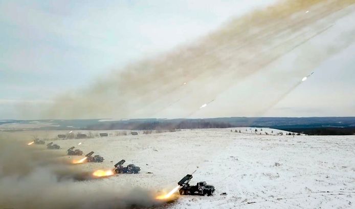 Rusland zou volgens de NAVO "steeds meer strijdkrachten — artillerie, gevechtstroepen en tanks — in de buurt van de Oekraïense grens brengen".
