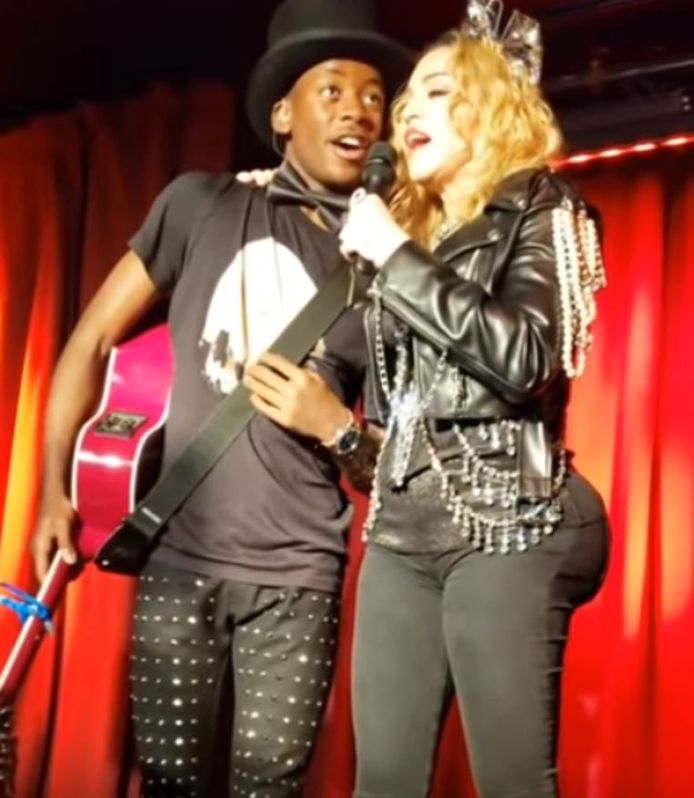 Madonna en haar zoon David tijdens het optreden in de gaybar, waar haar billen werden opgemerkt.