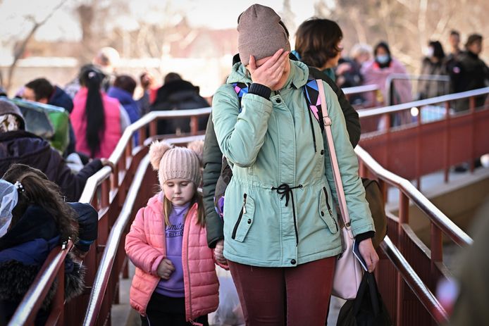 Een emotionele vrouw en een jong meisje bij aankomst in Przemysl in Polen, waar ze met de trein zijn aangekomen vanuit Oekraïne.