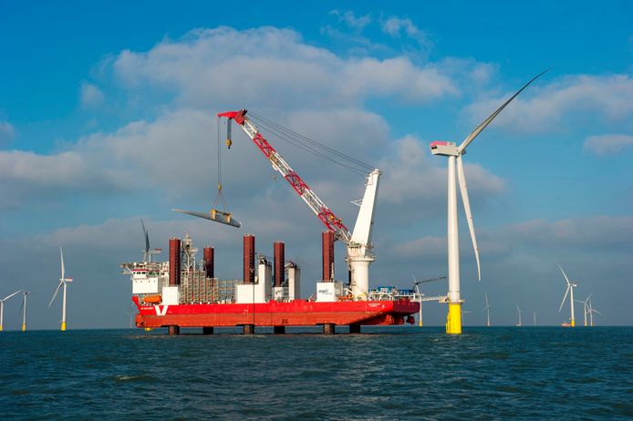 De MPI Discovery in bedrijf tijdens het plaatsen van onderdelen voor windmolenparken op zee. foto vroon