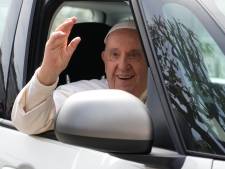 "Je suis encore vivant" : le pape quitte l'hôpital en bonne forme
