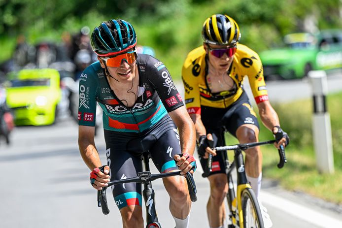 Cian Uijtdebroeks (op de voorgrond) aan het werk in de voorbije Ronde van Zwitserland, waarin hij knap zevende werd.