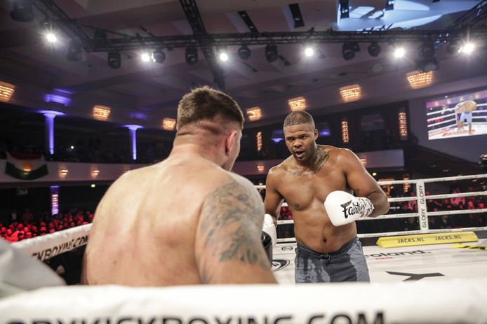 Jahfarr Wilnis in actie in Bonn, bij Glory 82.