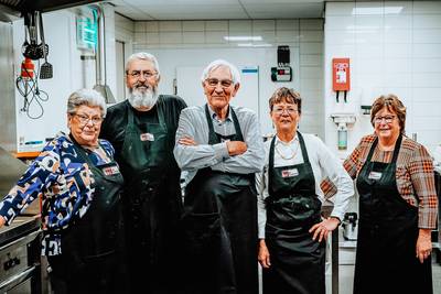 Piet (84) kookt eens per maand voor de ‘oudere jeugd’ in zijn dorp: ‘Soms is het pezen, maar fijn om