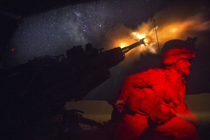 Amerikaanse mariniers bestoken in 2017 IS-strijders in Syrië met de M777. Deze houwitser wordt mogelijk geleverd aan Oekraïne.