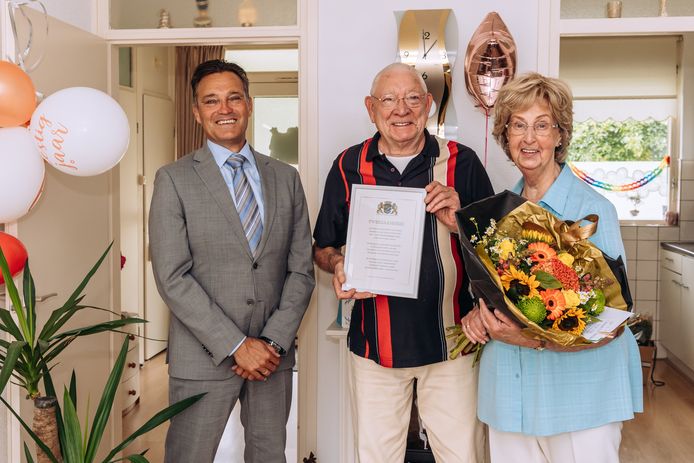 Jan de Vries en zijn vrouw Hennie kregen ter gelegenheid van hun 60-jarig huwelijk bezoek van wethouder Robin Heij (Dienstverlening, VVD).