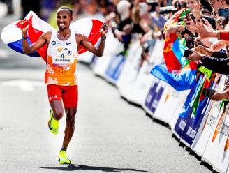 Abdi Nageeye ‘joggend’ naar record in Rotterdam: ‘Ik zag na 30 kilometer iedereen zweten en moeilijk kijken’