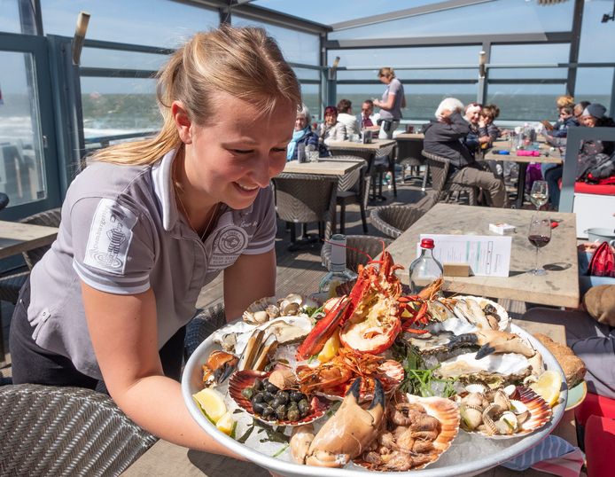 Charlotte Zwolle serveert bij strandrestaurant De Oase in Domburg. Als het gaat om gebrek aan personeel staat de horeca met stip op één in Zeeland.