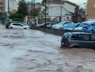 KIJK. Noodweer treft Costa Blanca: vliegtuigpersoneel verdwijnt in het water en auto's 'zwemmen' door de straten