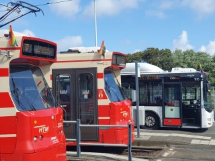 Trams en bussen in Den Haag rijden donderdag met regenboogvlaggetjes