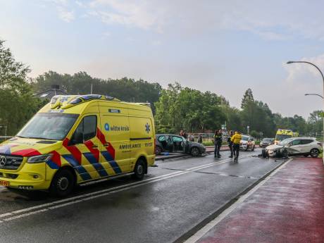 Zeven gewonden met spoed naar ziekenhuis na frontale botsing in Maasland