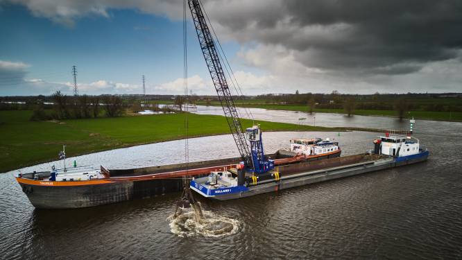 Bagger uit het Twentekanaal verdwijnt in Gorsselse plas, zodat schepen veiliger kunnen doorvaren