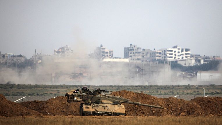 Een Israëlische tank aan de grens met de Gazastrook. Inmiddels heeft Israël zijn troepen teruggetrokken. Beeld afp