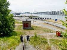 Fascinerend: wandelen tussen reusachtige opslagtanks en installaties
