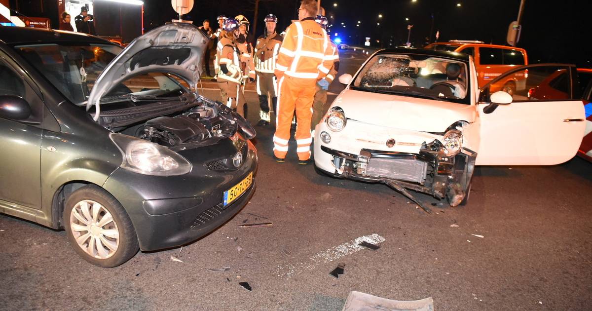 Aanrijding tussen twee auto’s in Almelo, een persoon naar het ziekenhuis.