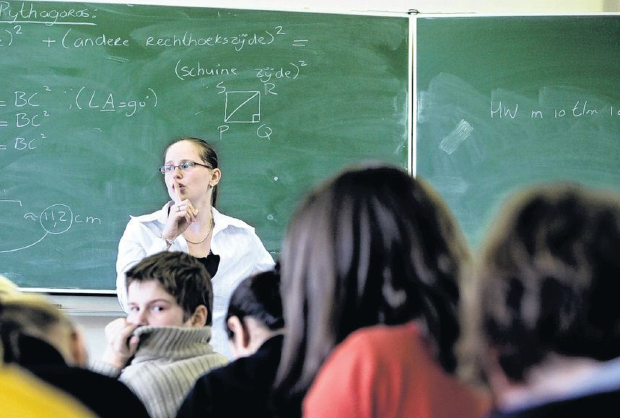 Docenten houden zich liever bezig met het uitleggen van de stelling van Pythagoras dan de problemen van leerlingen, stelt Willem de Jong. De klas op de foto komt niet voor in het stuk. Beeld HH