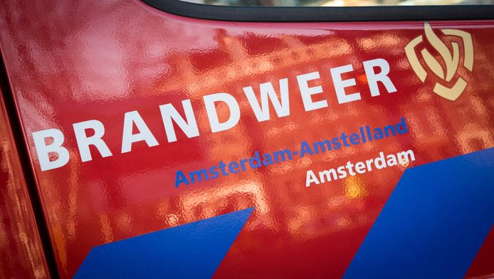In de kelder stonden twee bankstellen in brand. De brand is inmiddels geblust.