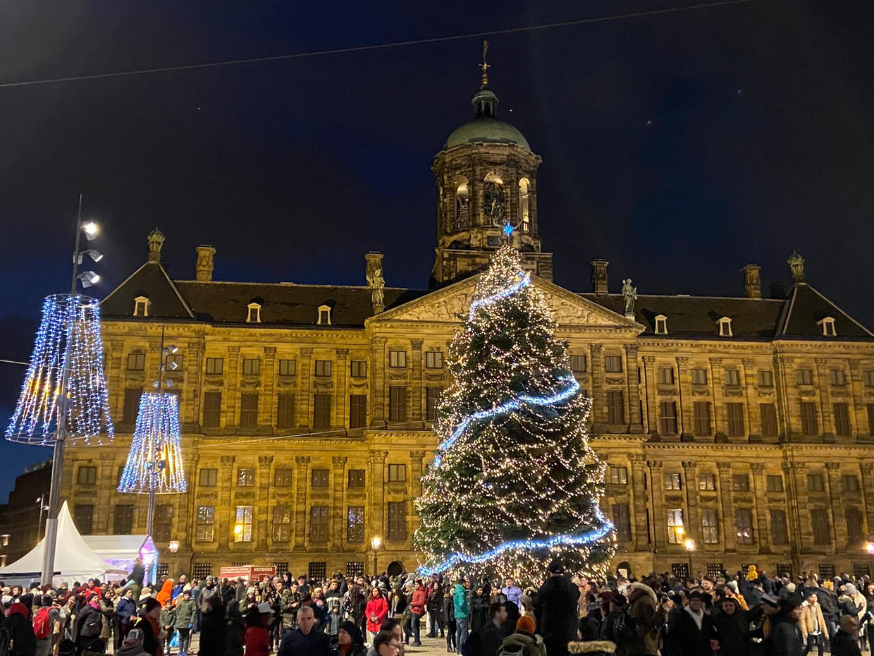 Lichtspektakel op de Dam met de nieuwe kerstboom Het Parool