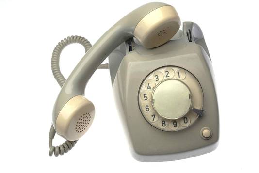 Zo'n 500.000 mensen bellen nog via een koperen draadje. KPN (het oude PTT) vraagt daar 61 euro per twee maanden voor, terwijl vast bellen in combinatie met internet en tv-signaal al voor 1 euro per maand is te verkrijgen