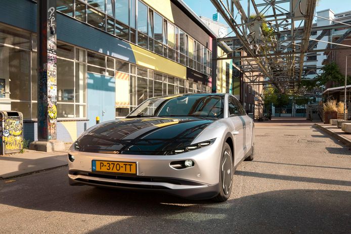 Een Lightyear 0 op Strijp-S in Eindhoven.
