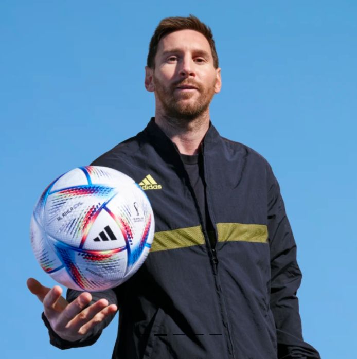 Lionel Messi presenteert de nieuwe WK-bal.