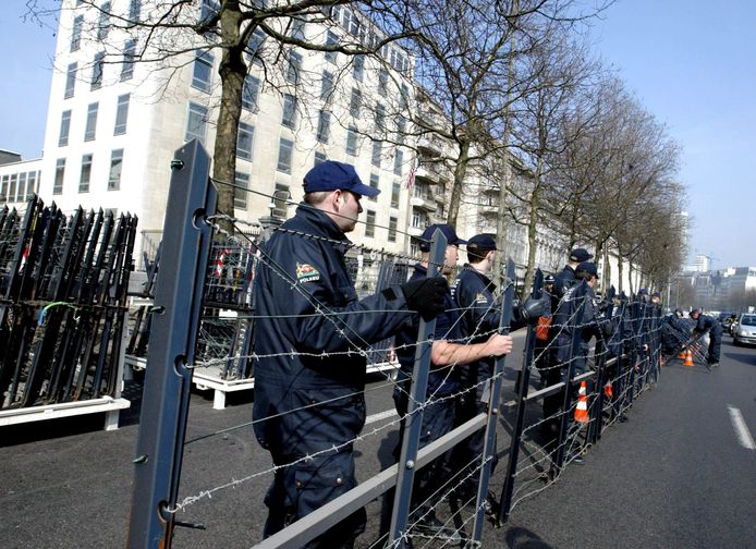 Oproerpolitie aan de Amerikaanse ambassade in Brussel in maart 2003, na de start van de oorlog in Irak.