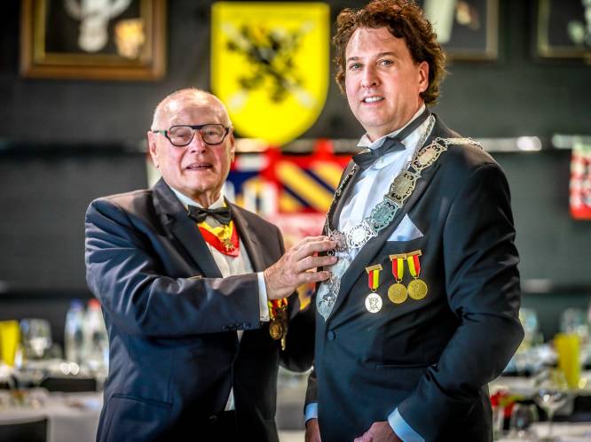 Horecabaas Fernand is ‘hoofdman voor het leven’ bij de aloude Sint-Sebastiaensgilde in Brugge: “Een gewéldige eer”